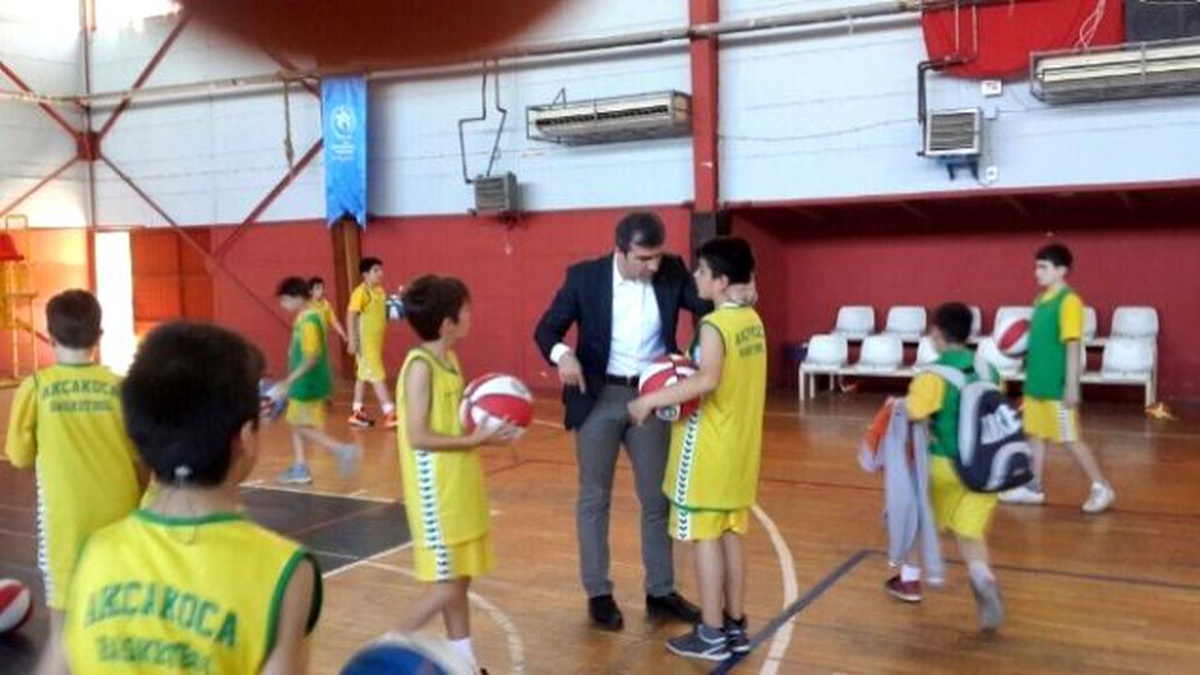 Başkan Yemenici\'den Basket Severlere Top Jesti