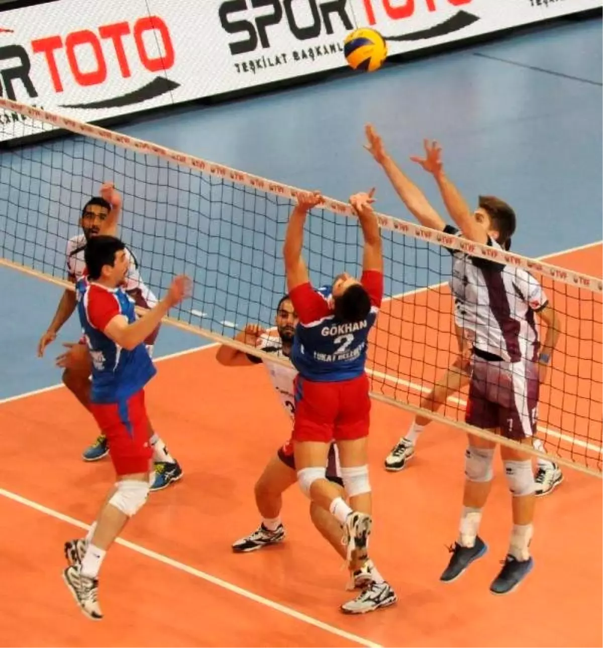 Bornova Anadolu Lisesi-Tokat Belediye Plevne: 3-2 (Erkekler Voleybol 1\'inci Lig Play Out)