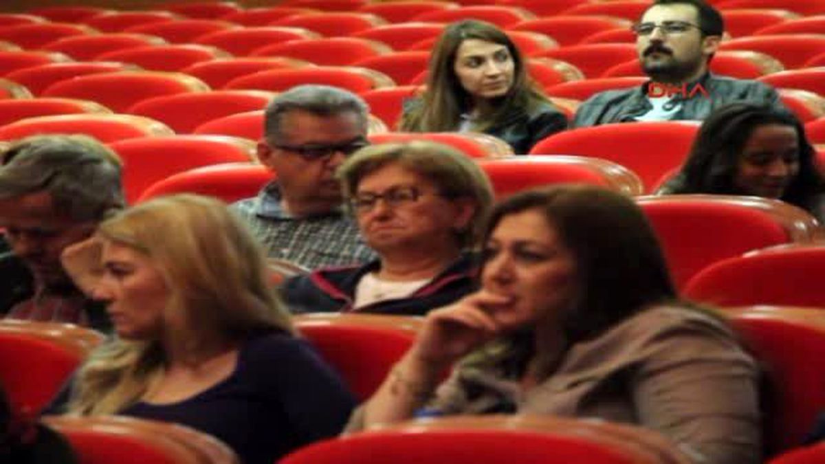 Burdur\'da Gençlik Halk Dansları Topluğu Gösterisi