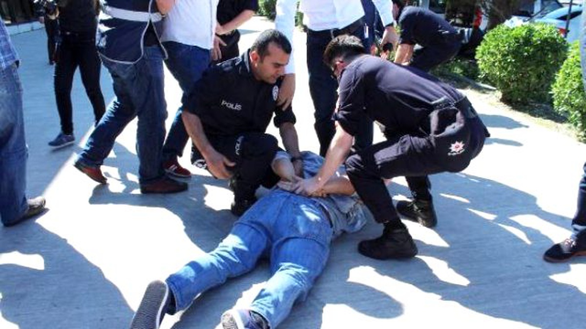 Burhan Kuzu\'ya \'Yumurtalı\' Protestoda 17 Gözaltı
