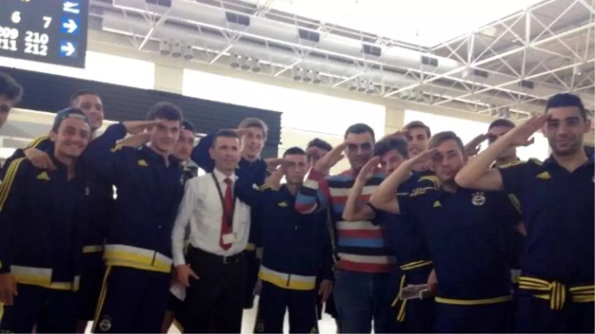 Fenerbahçe U17 Takımı Futbolcularından, Uçağını Kaçıran Askere Büyük Jest