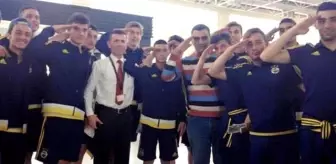 Fenerbahçe U17 Takımı Oyuncuları, Uçağı Kaçıran Asker İçin Para Topladı