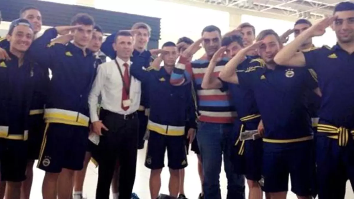 Fenerbahçe U17 Takımı Oyuncuları, Uçağı Kaçıran Asker İçin Para Topladı