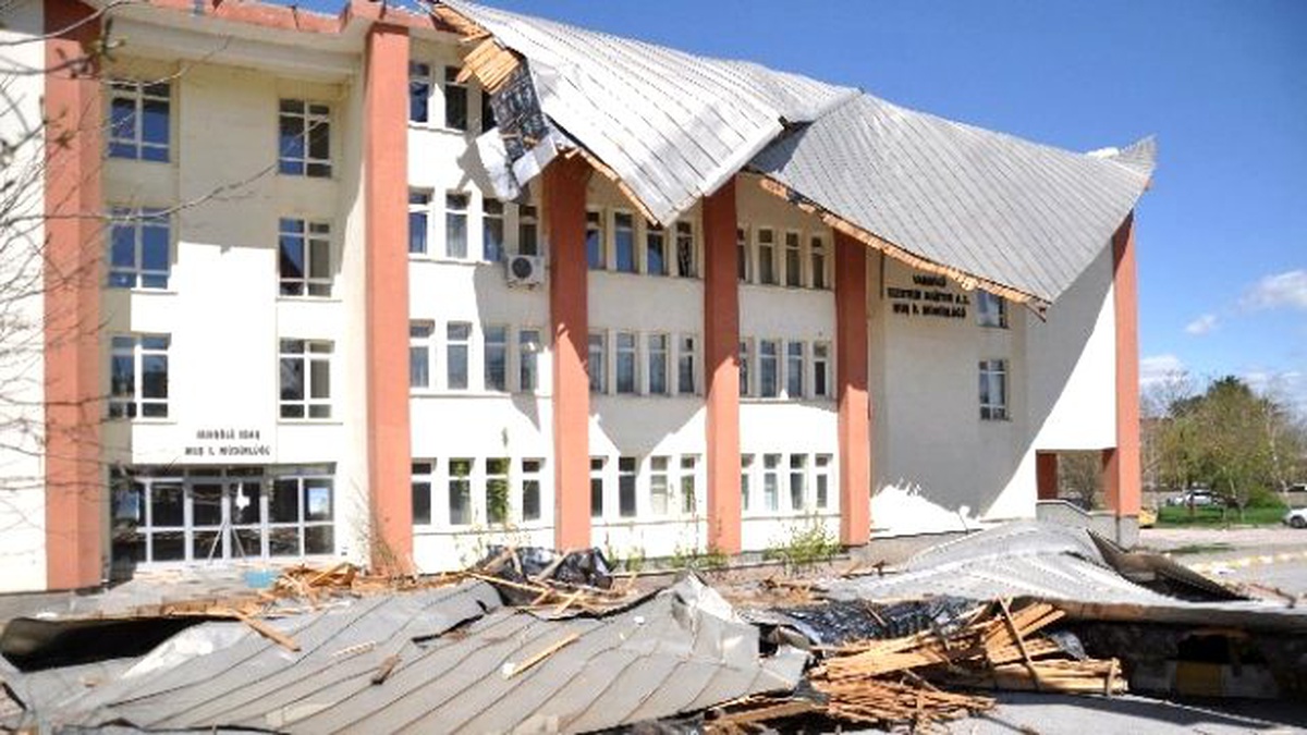Fırtına Çatıları Uçurdu, Araçları Hurdaya Çevirdi
