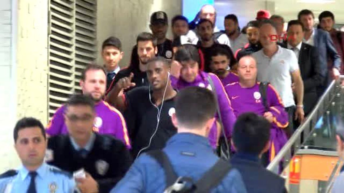 Galatasaray\'a İstanbul Dönüşünde Taraftar Tepkisi