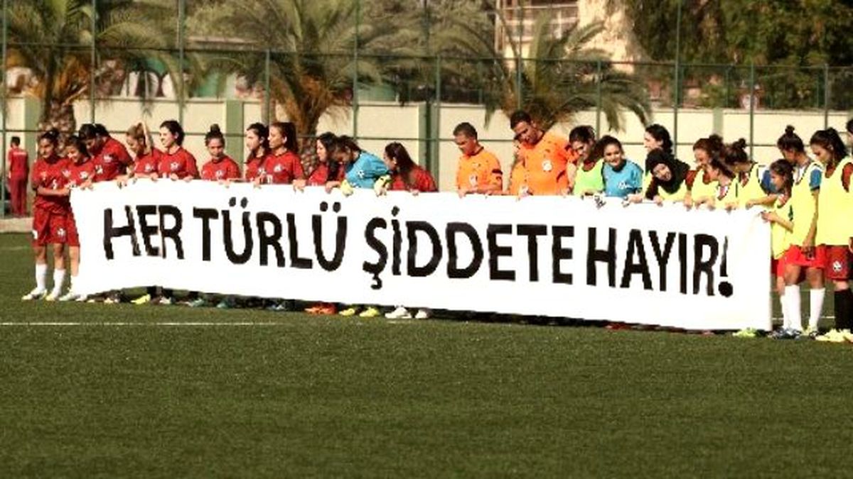 Kadınlar Şiddete Karşı Top Koşturdu
