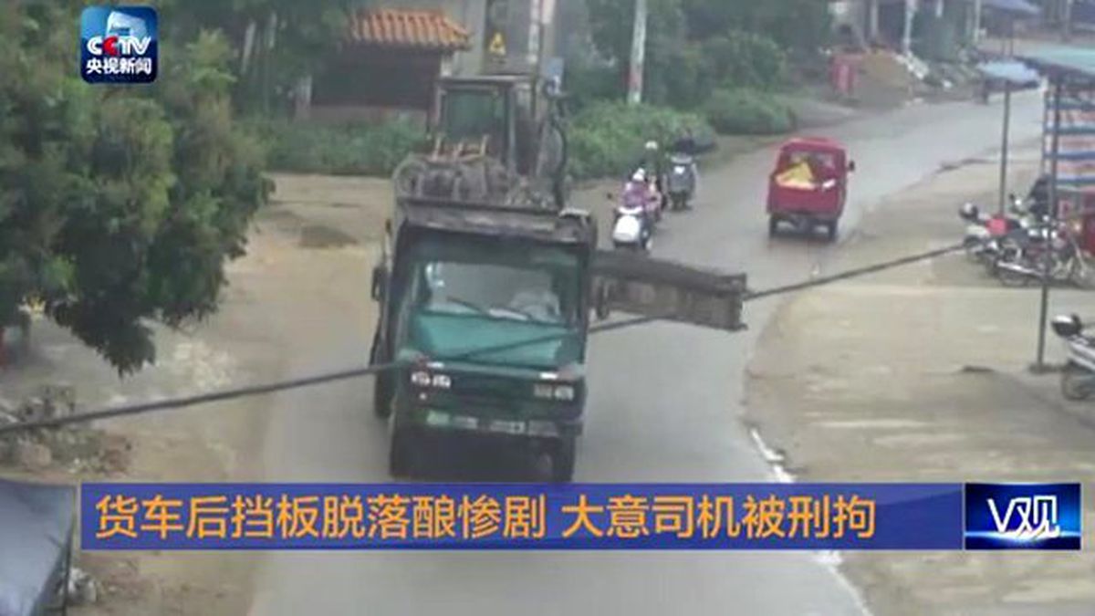 Kamyonun Kasasının Kapağı, Scooter Sürücüsünün Eceli Oldu