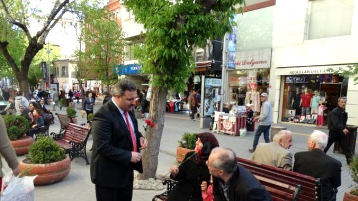 Kutlu Doğum Haftası Münasebetiyle Gül Dağıtımı Gerçekleştirildi