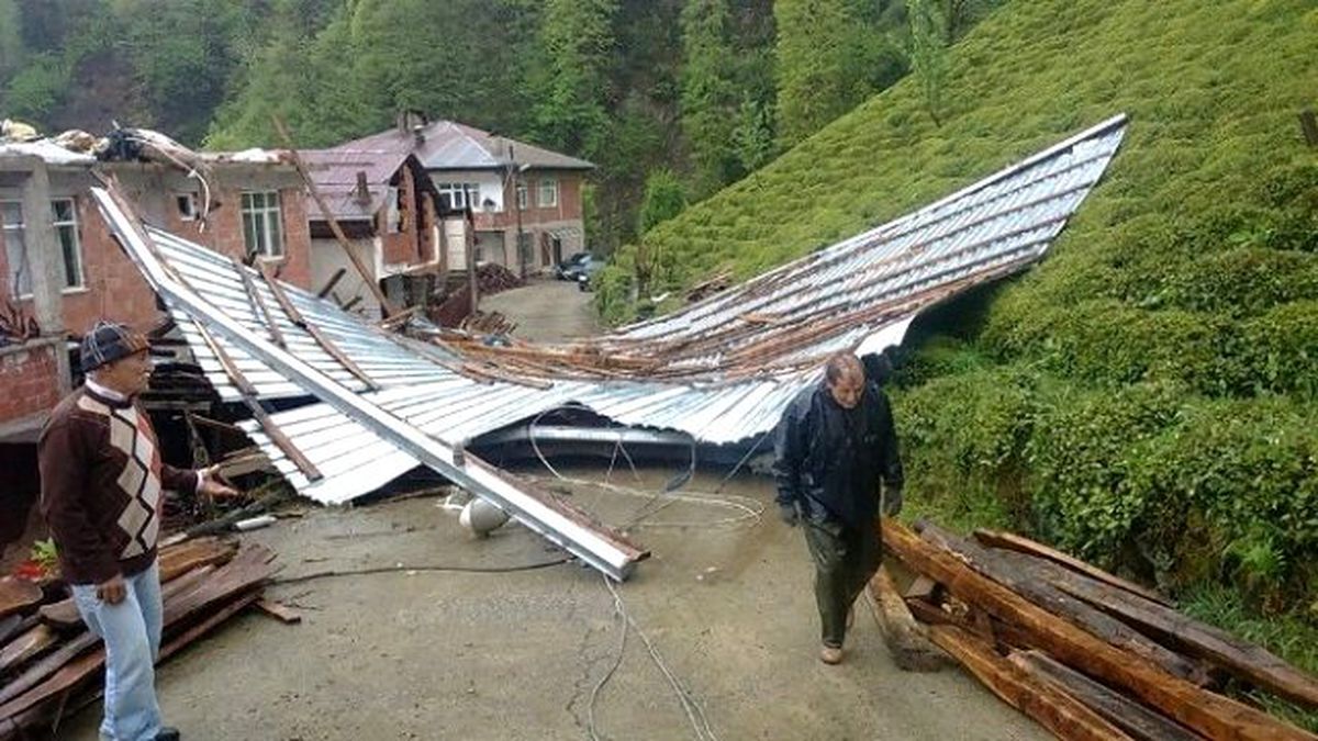Rize\'nin Çamlıhemşin İlçesi\'nde Şiddetli Rüzgar Çatıları Uçurdu