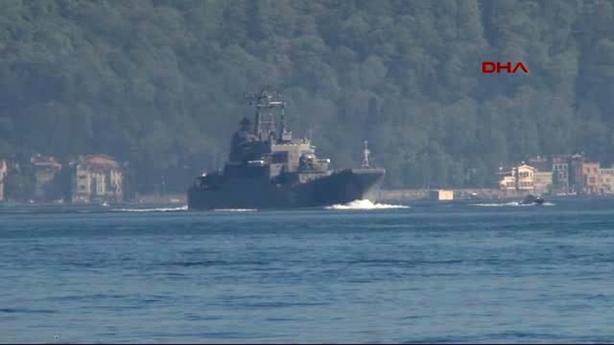 Rus Savaş Gemisi İstanbul Boğazı\'ndan Geçti