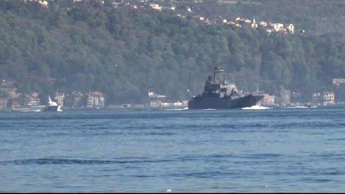 Rus Savaş Gemisi İstanbul Boğazı\'ndan Geçti