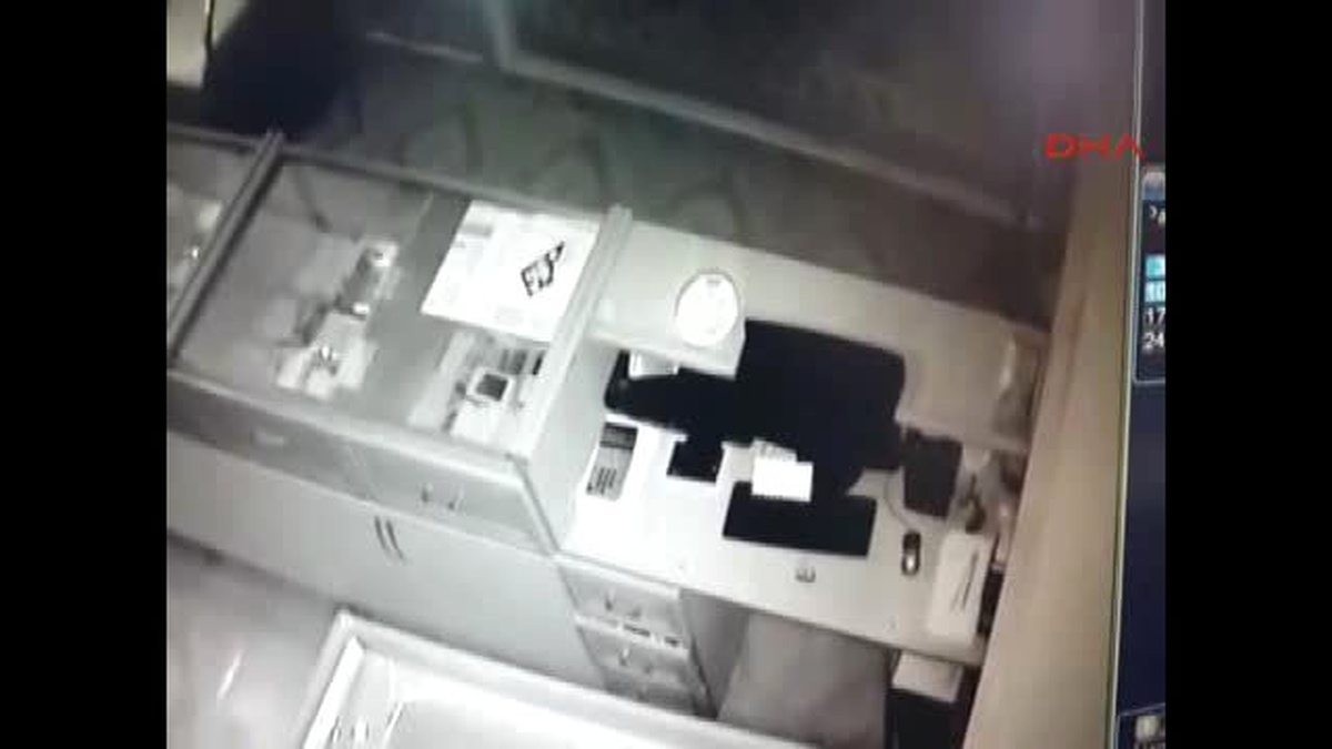 Şanlıurfa Yüzlerini Tişörtle Kapatan Hırsızlık Şüphelileri Kamerada