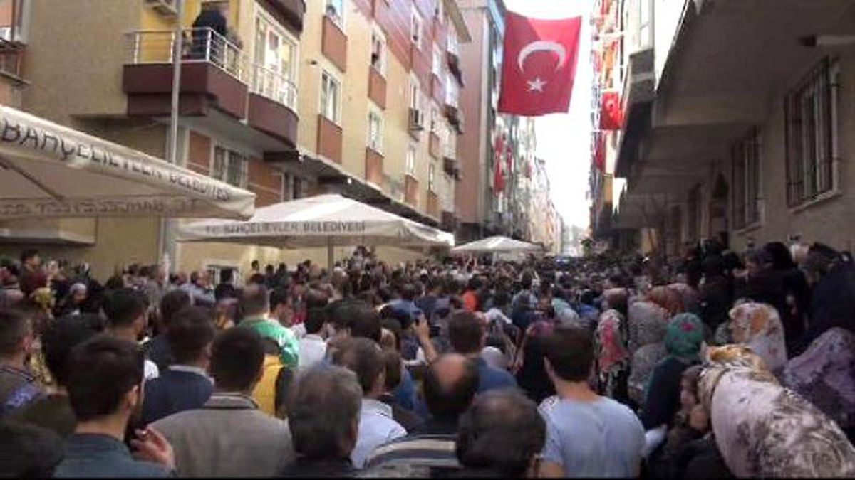 Şehidin Cenazesi Helallik İçin Evinin Önüne Getirildi
