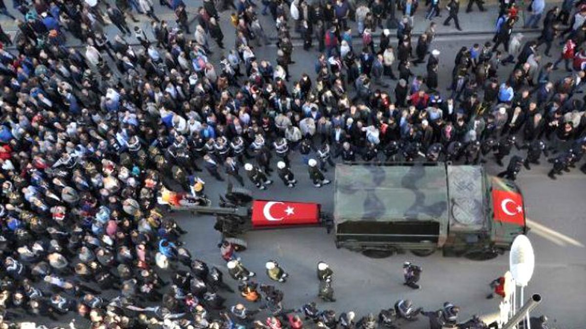 Şehit Eşinden Yürek Yakan Haykırış: Ömrüm Gitme, Yavrularını Babasız Koyma (2)