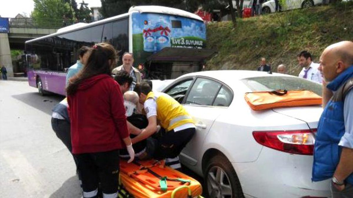 Servis Minibüsü ile Hafriyat Kamyonu Çarpıştı: 4 Yaralı