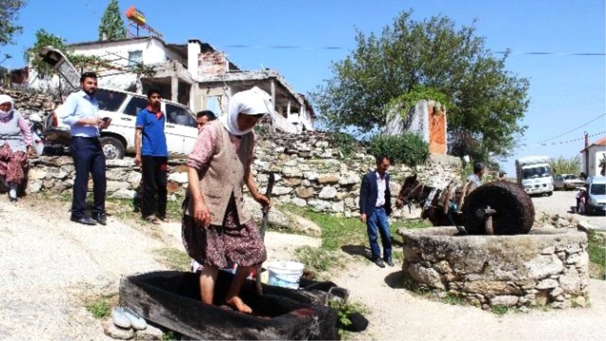 Teknolojiye Ayaklarıyla Direniyorlar