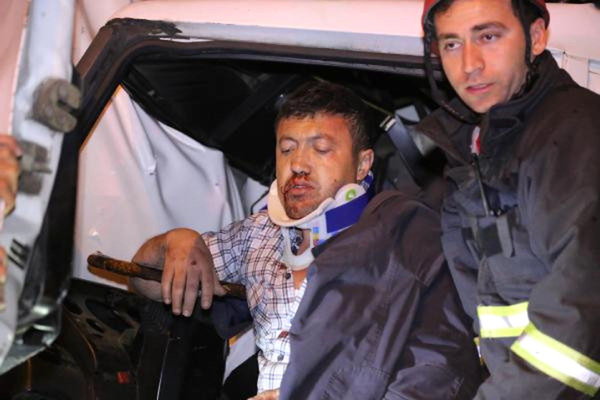 Tır\'a Çarpan Kamyon Şoförü Ölümden Döndü