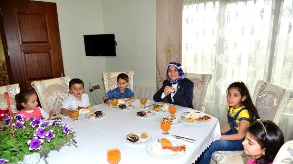 Vali Şentürk\'ün Eşi Sevim Şentürk, Kimsesiz Çocukları Evinde Ağırladı
