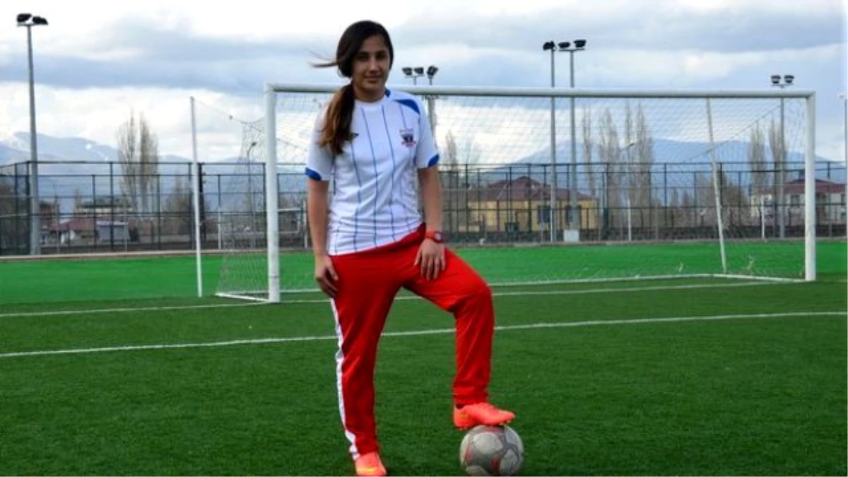 Ayşenur Öğretmenin Futbol Tutkusu