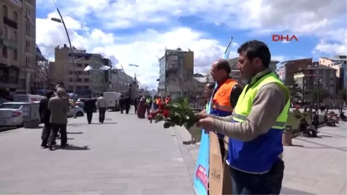 Erzurum CHP'li Belediye Kutlu Doğum İçin 10 Bin Gül Dağıttı