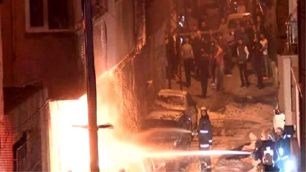 İstanbul\'da 5 Araç Alev Alev Yandı! Doğalgaz Kutusu da Alev Alınca Büyük Panik Yaşandı
