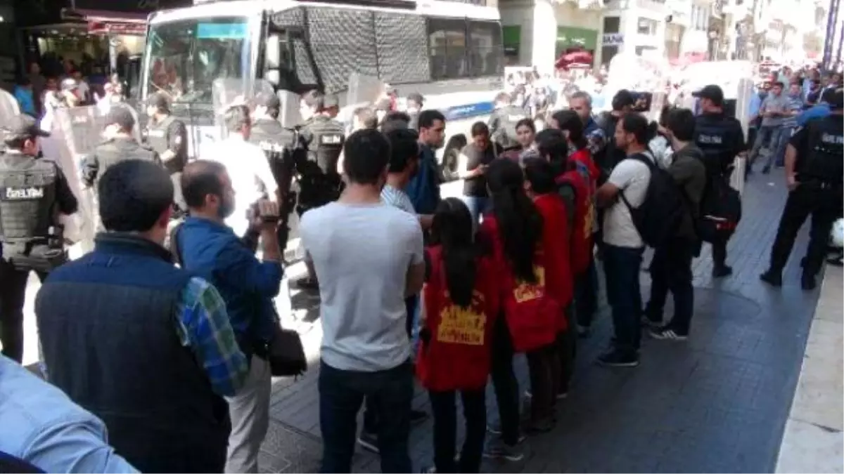 İstiklal Caddesi\'nde Grup Yorum\'a Destek Eylemine Polis Müdahalesi