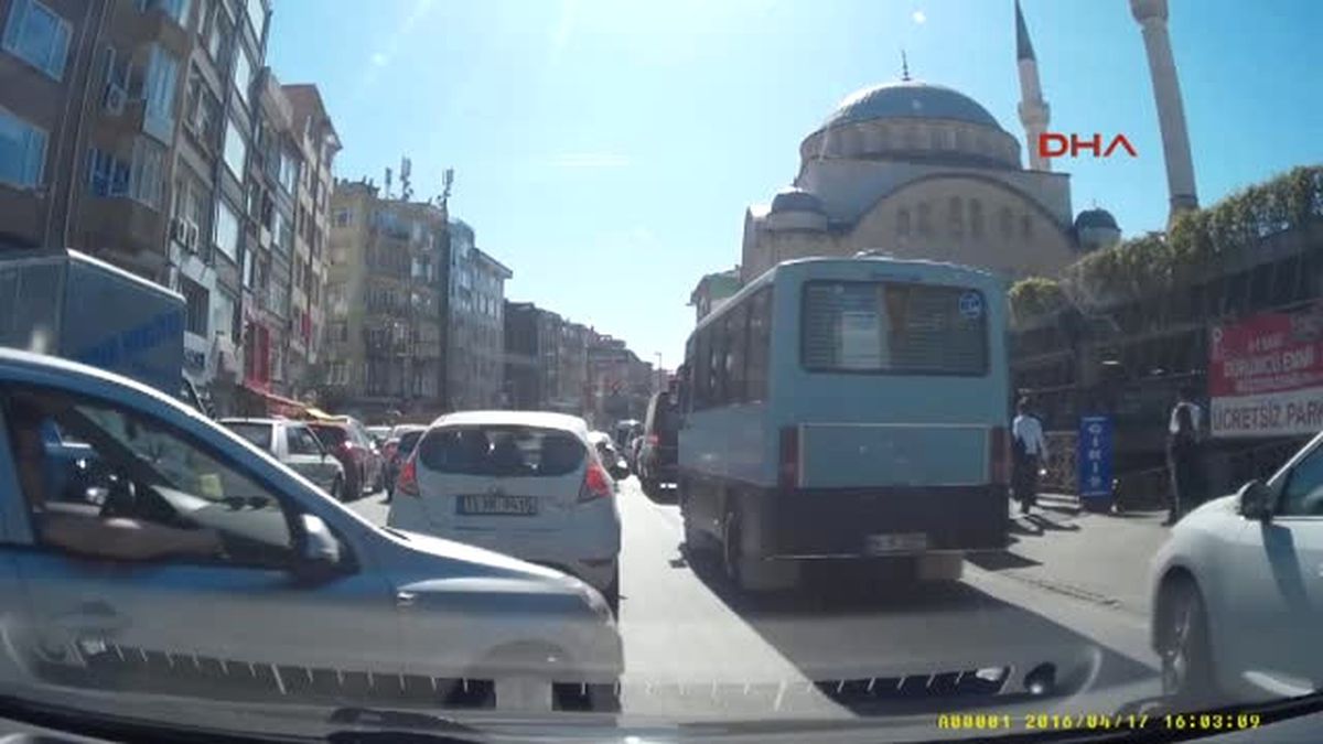 Kadıköy\'de Çıldırtan Trafik! 200 Metre 1 Saatte Gidilebildi