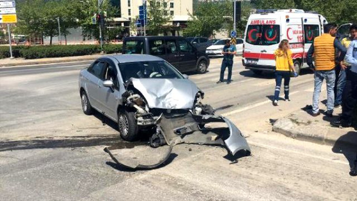 Kavşakta 2 Otomobil Çarpıştı: 4 Yaralı