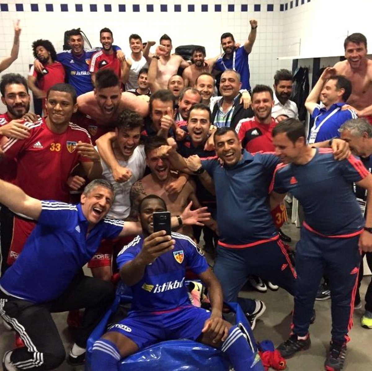 Kayserispor\'dan Galibiyet Selfie\'si