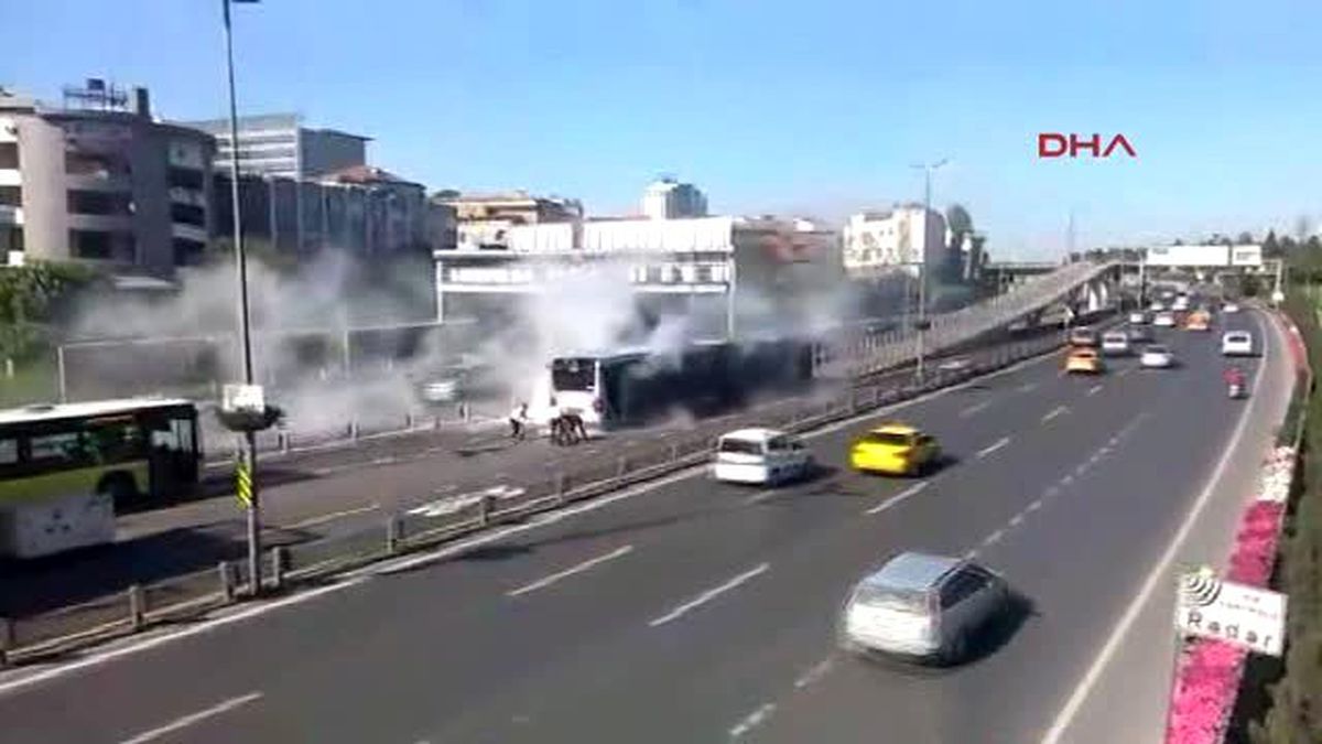 Metrobüs Böyle Yanmaya Başladı