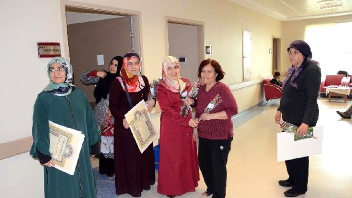 Nazilli İlçe Müftülük Görevlileri Hastalara Gül Hediye Etti