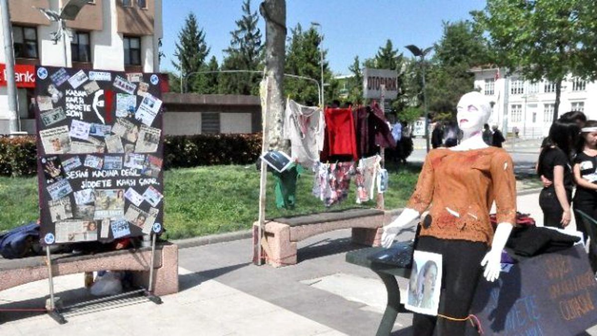 Üniversitelilerden Kadına Şiddete Karşı \'Makyajlı\' Eylem