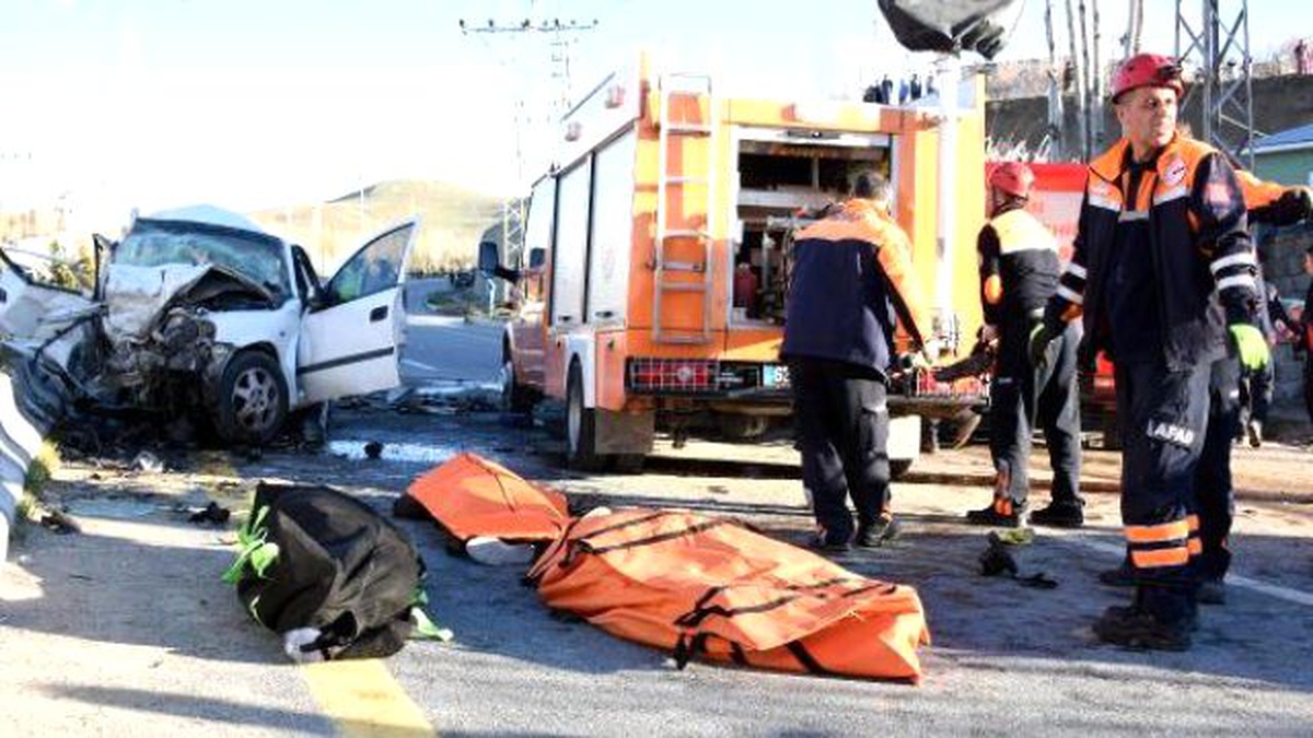Polisten Kaçarken Kaza Yaptı, 3 Kişinin Ölümüne Neden Oldu