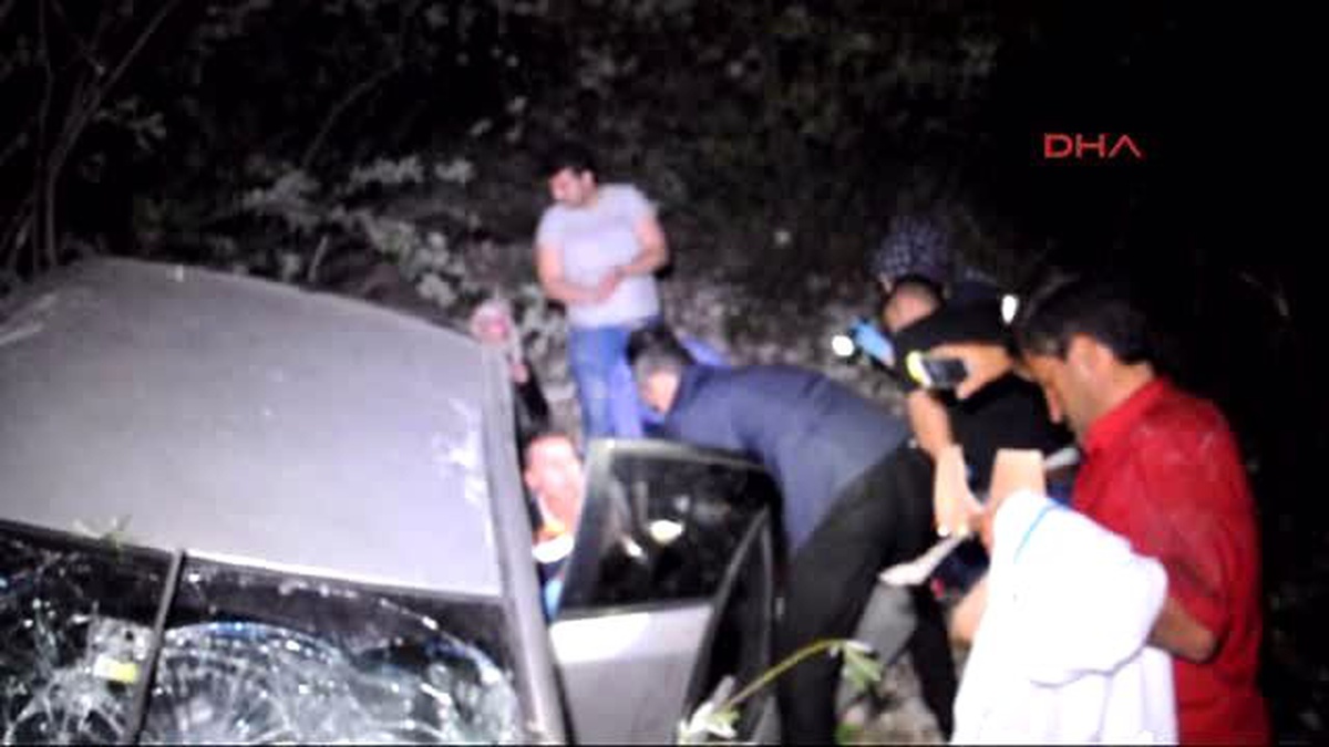 Sakarya - Otomobil Uçuruma Yuvarlandı 2 Yaralı