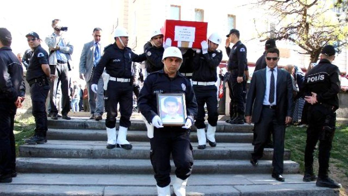Şehit Kardeşi Ağabeyini Polis Selamıyla Uğurladı