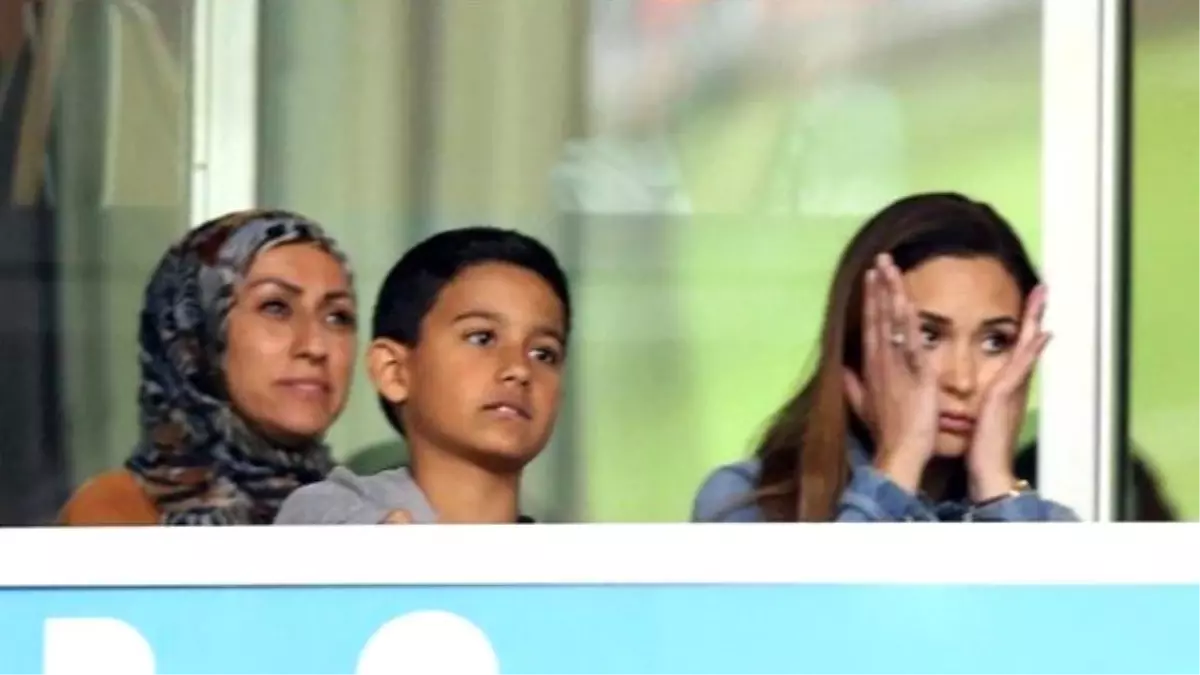 Taraftar Van Persie\'yi Islıkladı, Eşi Gözyaşlarına Boğuldu