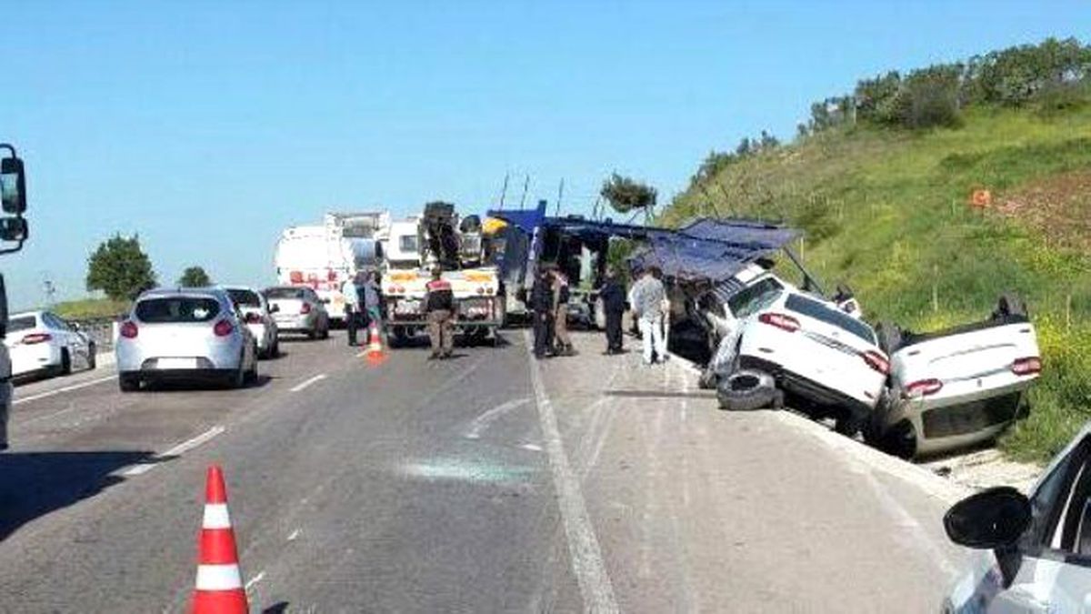 Tır Devrildi, Sıfır Kilometre 7 Otomobil Hasar Gördü