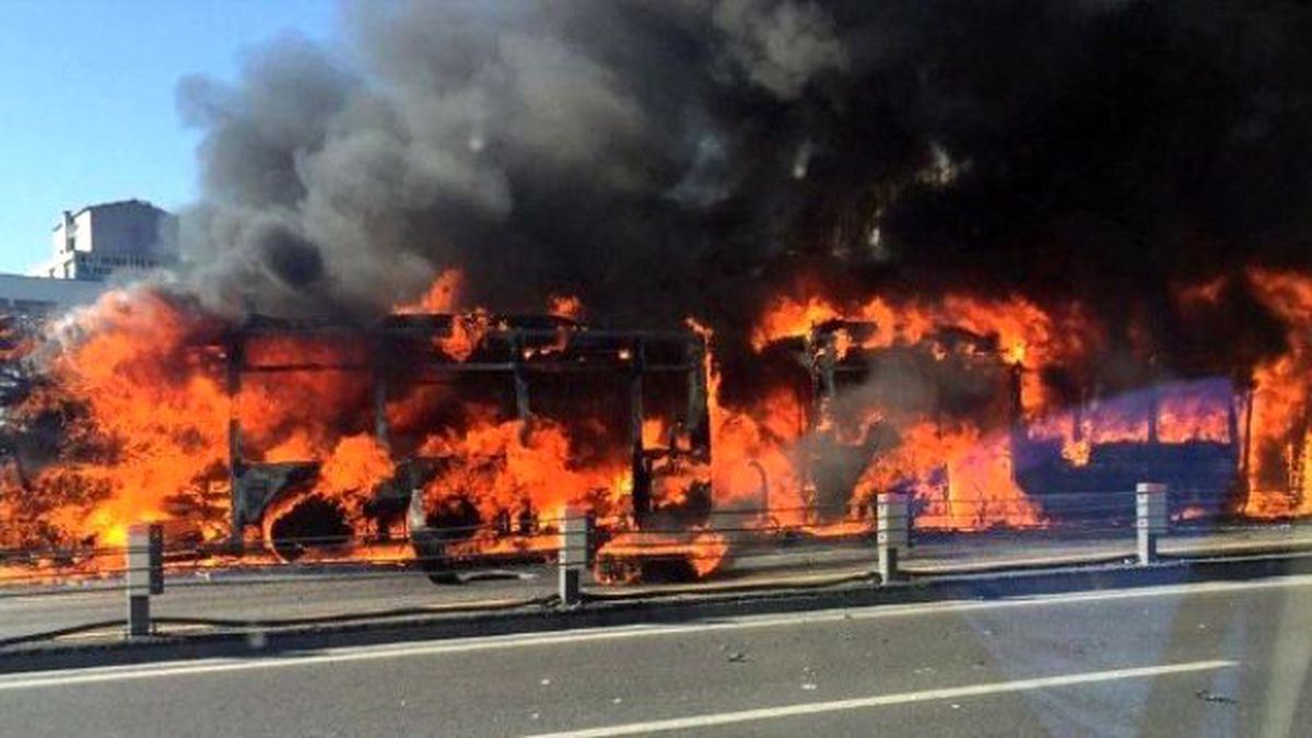 Topkapı\'da Metrobüs Alev Alev Yandı