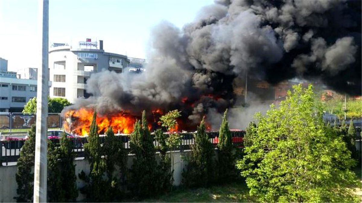 Topkapı'da Metrobüs Cayır Cayır Yandı