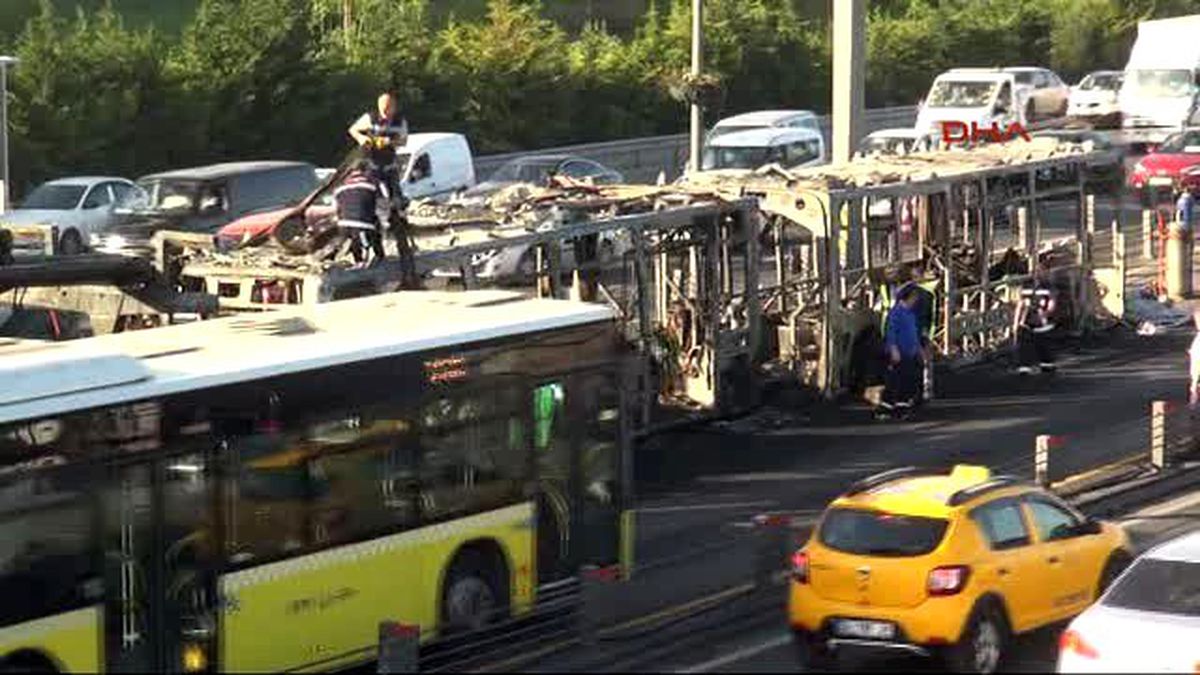 Yanan Metrobüs Olay Yerinden Tır ile Götürüldü