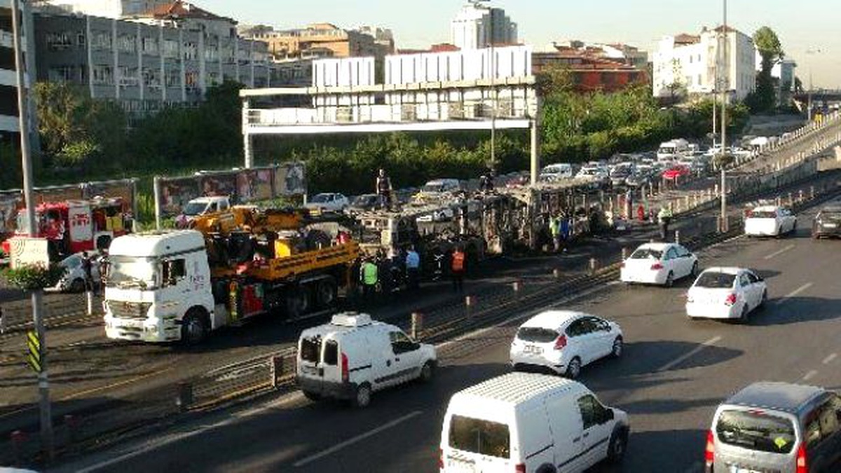 Yanan Metrobüs Olay Yerinden Tır ile Götürüldü