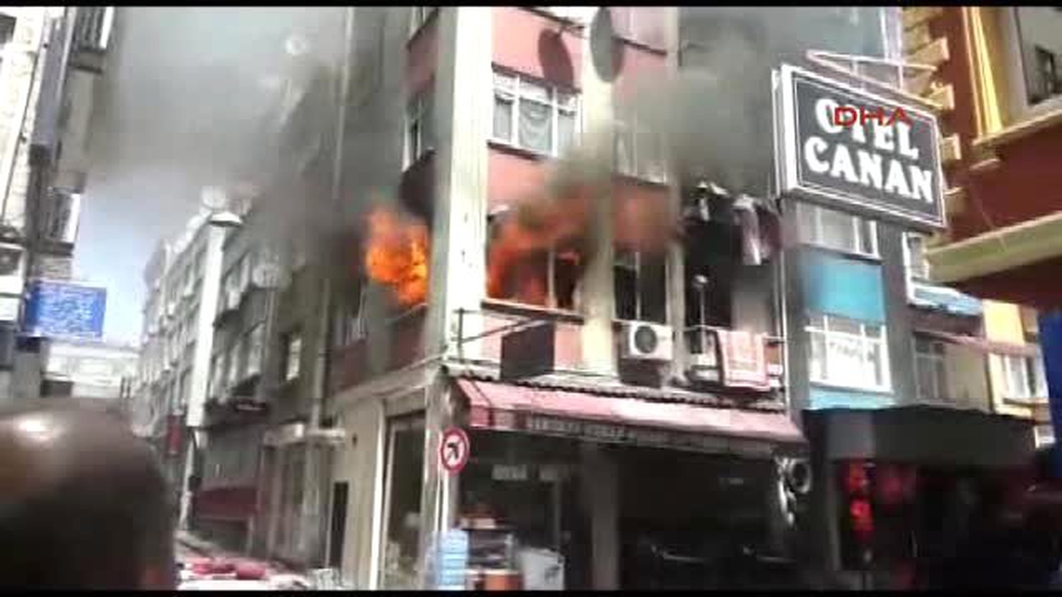 Aksaray\'da Yabancı Uyrukluların Kaldığı Bina Alev Alev Yandı