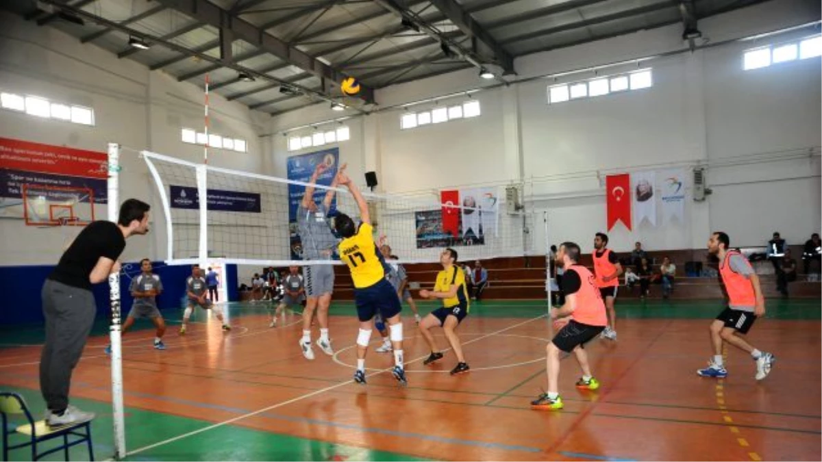 Amatör Gençler Voleybolda Yarıştı