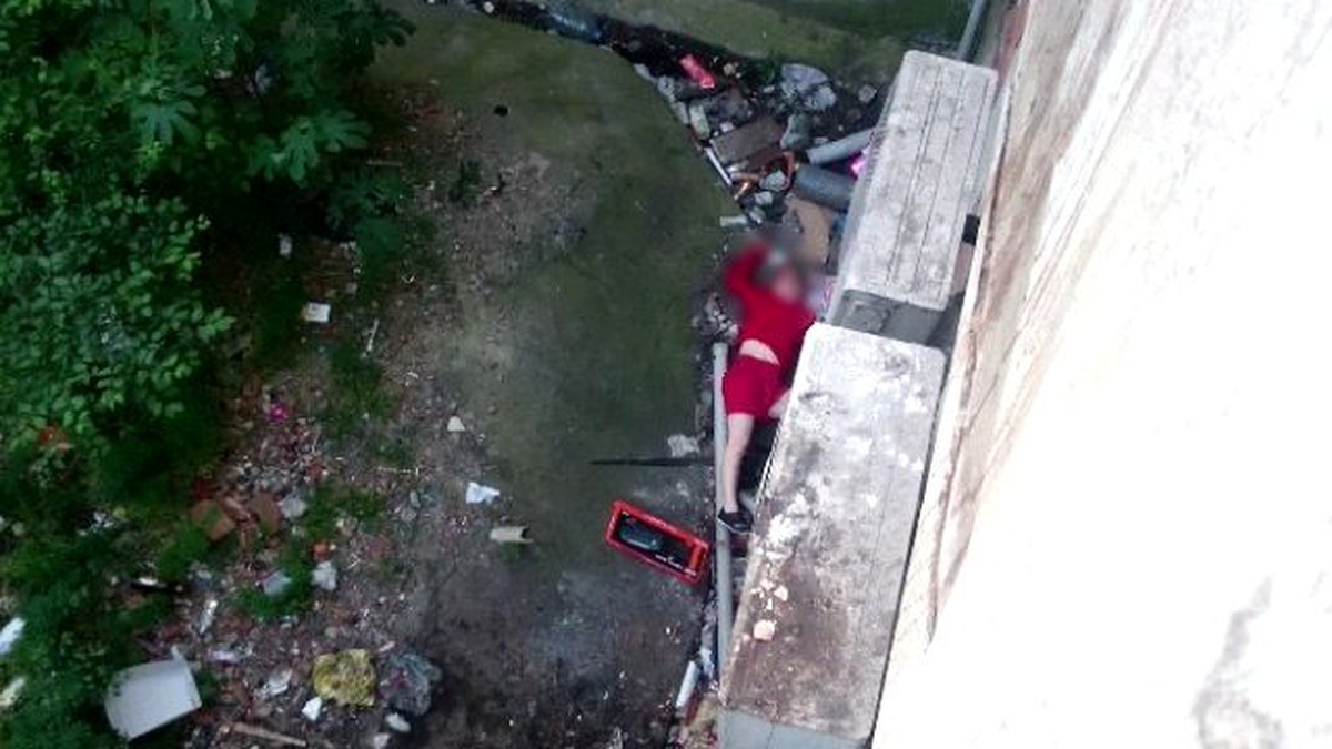 Balkondan İki Apartmanın Arasına Düşen Kadın Yaralandı