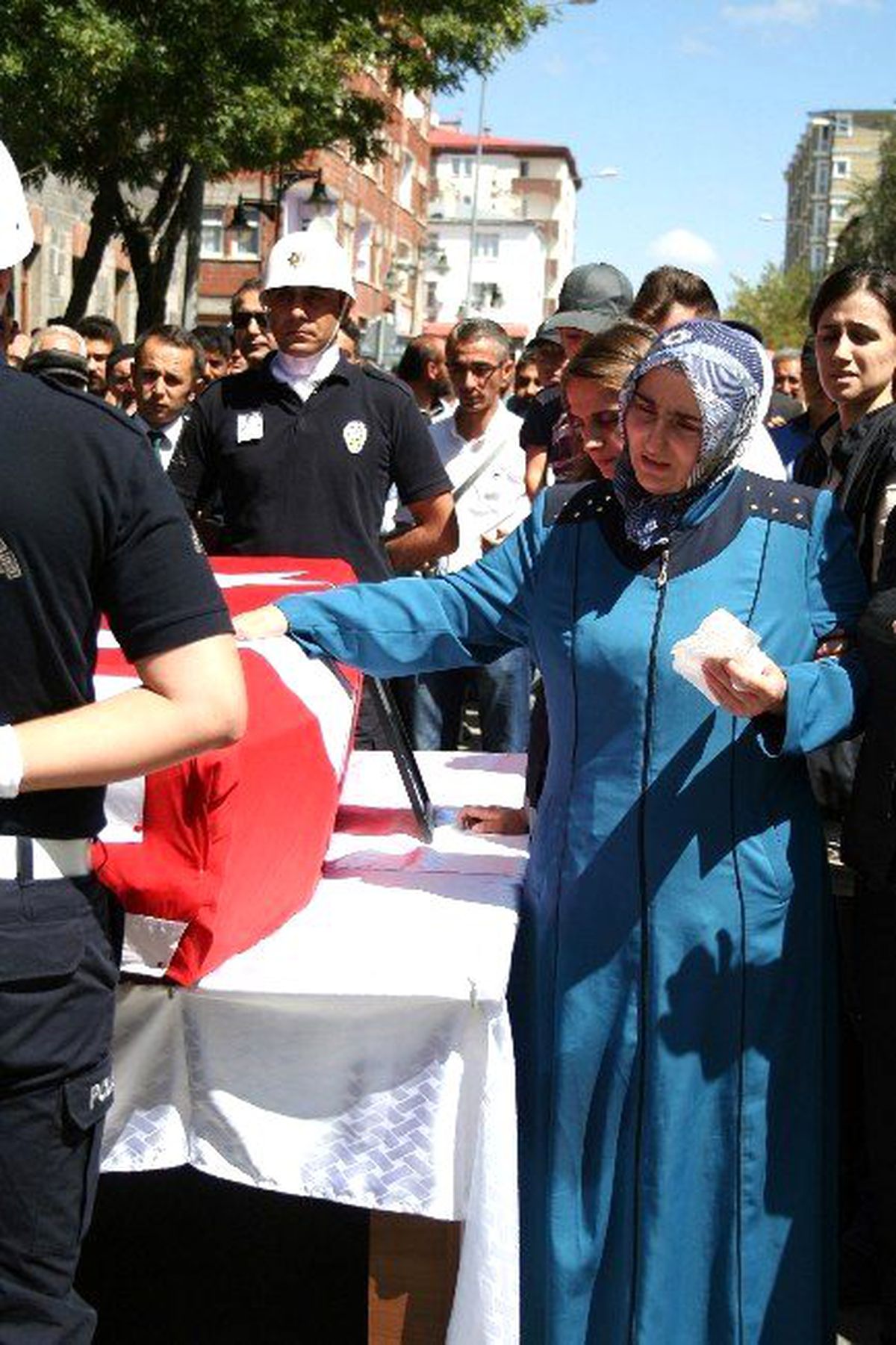 Başbakan Davutoğlu, Karslı Şehidin Eşini Örnek Gösterdi