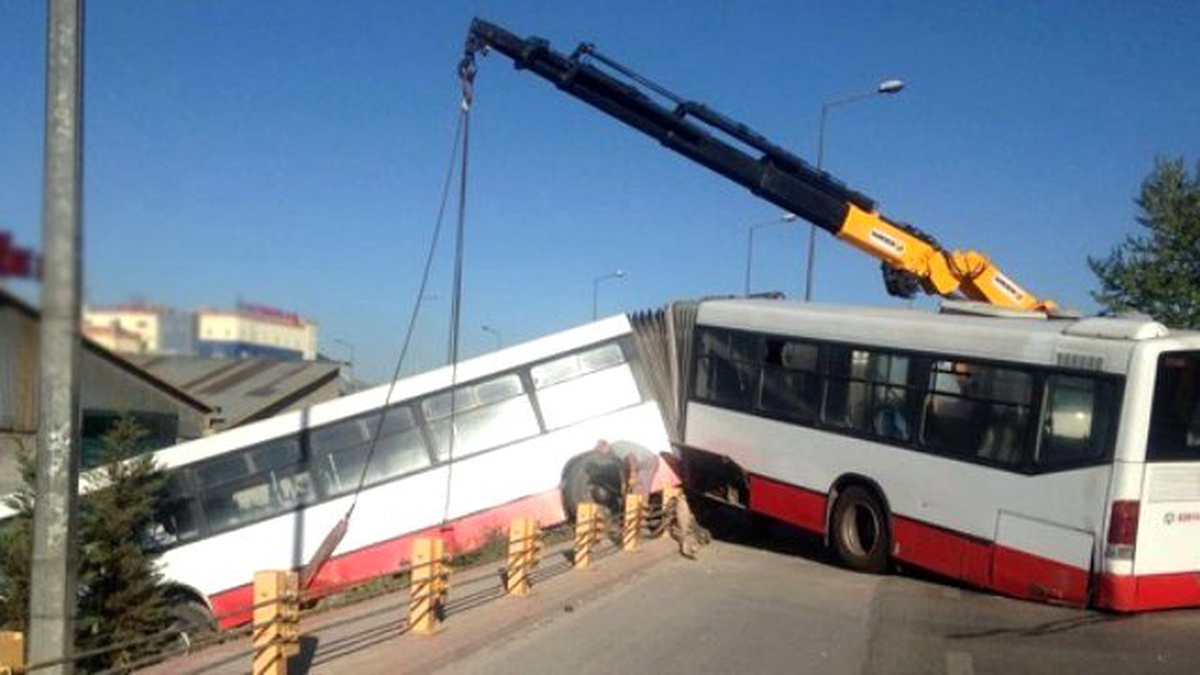 Belediye Otobüsü Korkuluklarda Asılı Kaldı