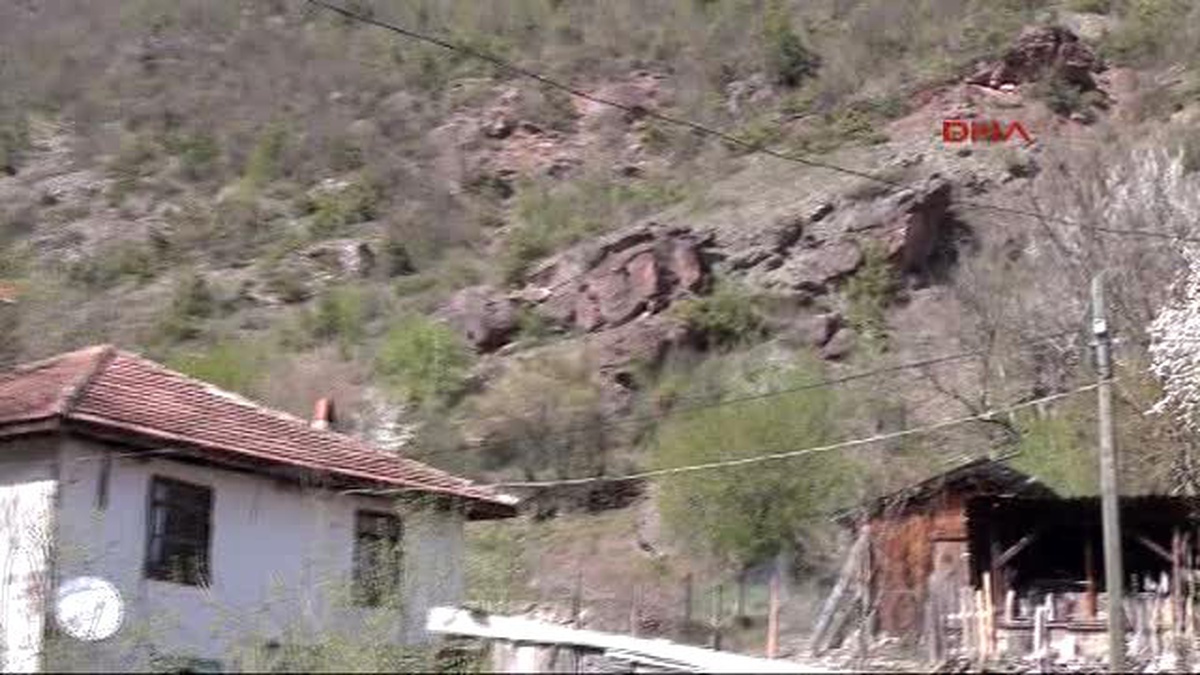 Bolu Köyü Tehdit Eden Kayalara Ahşap Direkli Önlem