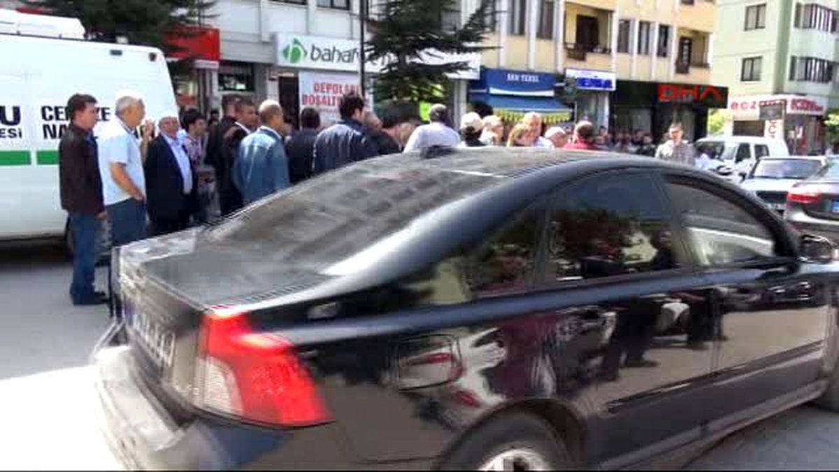 Polis ile Cenaze Sahiplerinin Yol Verme Tartışmasında Silah Çekildi