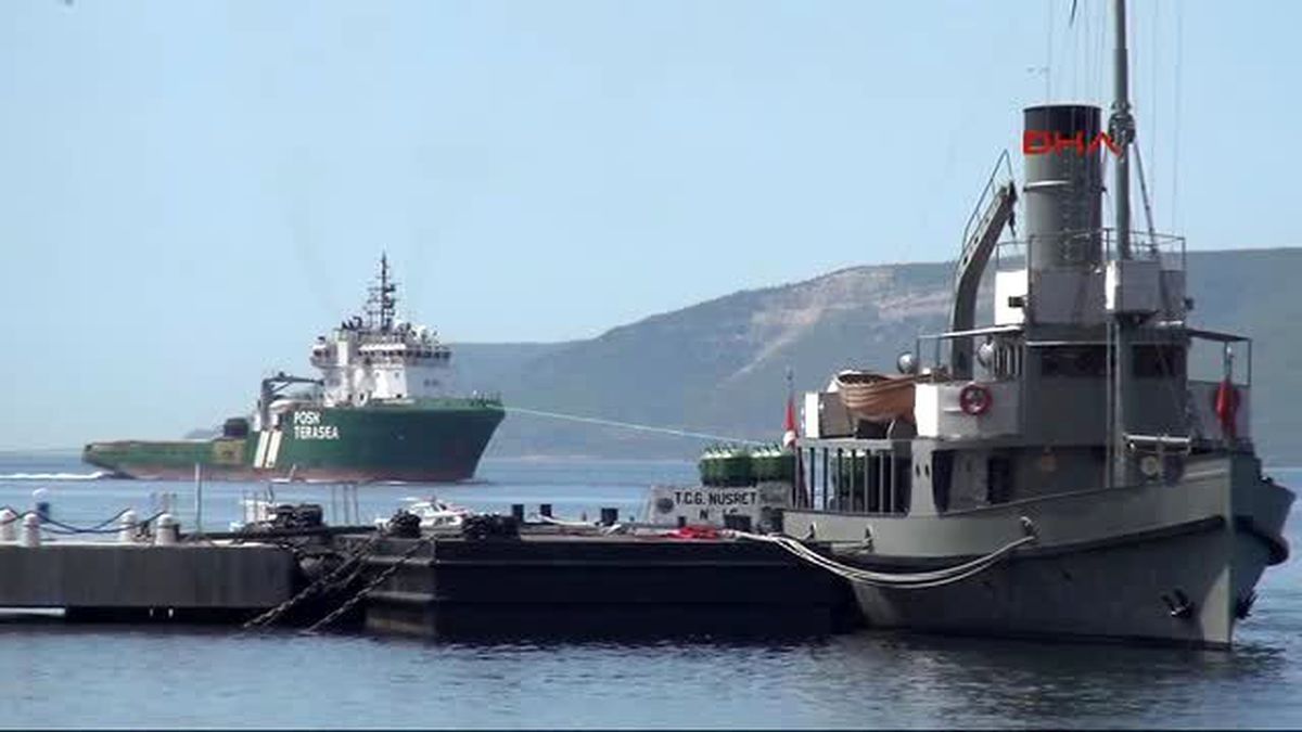 Çanakkale Dev Yüzer Havuz Çanakkale Boğazı\'ndan Geçti