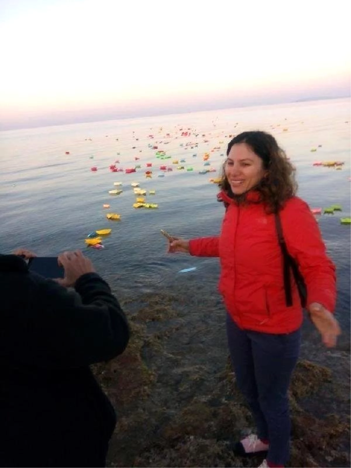 Hayatını Kaybeden Mülteci Çocuklar Anısına Ege Denizi\'ne Renkli Kayıklar Bırakıldı